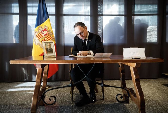 Obertura del llibre de condolences en homenatge a l'excap de Govern Antoni Martí Petit per part de les autoritats