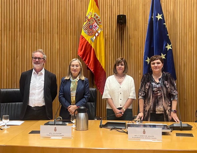 Rafael Cofiño (Sumar), Ana Pastor (PP) y Patricia Blanquer (PSOE)  durante la jornada parlamentaria 'España ante el reto de la autonomía y las reservas estratégicas', organizado por Cofares en el Congreso de los Diputados