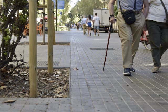 Archivo - Varias personas andan a lo largo de la calle Consell de Cent, a 8 de septiembre de 2023, en Barcelona, Catalunya (España).