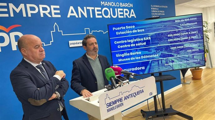 El secretario general del PP de Málaga, José Ramón Carmona, y el alcalde de Antequera (Málaga), Manuel Barón, en rueda de prensa