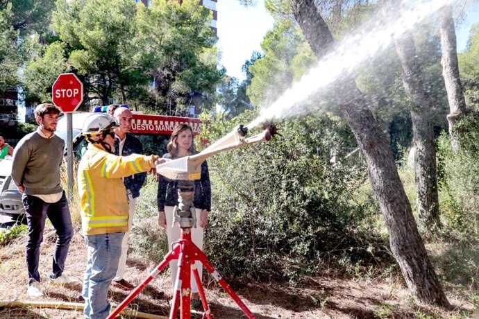 Comienza la instalación de ocho torres del sistema de defensa contra incendios de El Saler, en Valncia