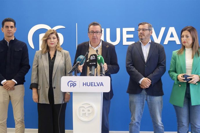 El presidente del PP de Huelva y Parlamentario andaluz, Manuel Andrés González, en rueda de prensa junto a otros populares onubenses.