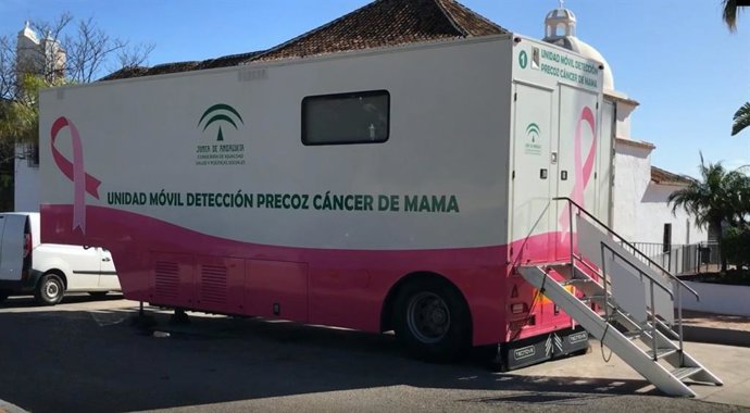 Archivo - Unidad móvil cáncer de mama