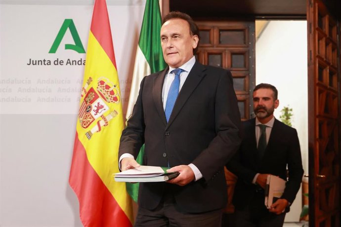 El consejero de Universidad, Investigación e Innovación, José Carlos Gómez Villamandos, antes de comparecer en rueda de prensa posterior al Consejo de Gobierno. A 7 de noviembre de 2023, en Sevilla (Andalucía, España). 