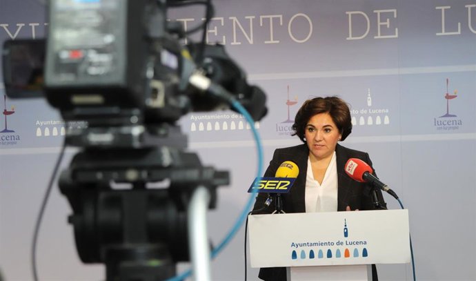 La consejera delegada de Aguas de Lucena, María de la O Redondo, en rueda de prensa.