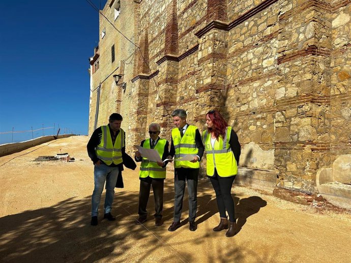 El vicepresidente primero y delegado de Infraestructuras, Sostenibilidad y Agricultura de la Diputación de Córdoba, Andrés Lorite (segundo por la dcha.), en su visita a Santaella.