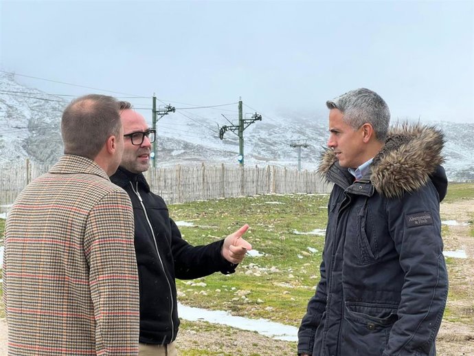 El secretario general del PSOE, Pablo Zuloaga (derecha), en Alto Campoo