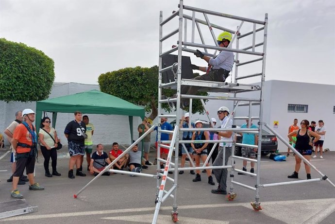 Archivo - Alumnos del curso de desmantelamiento de la centrál térmica Litoral de Endesa en Carboneras (Almería).