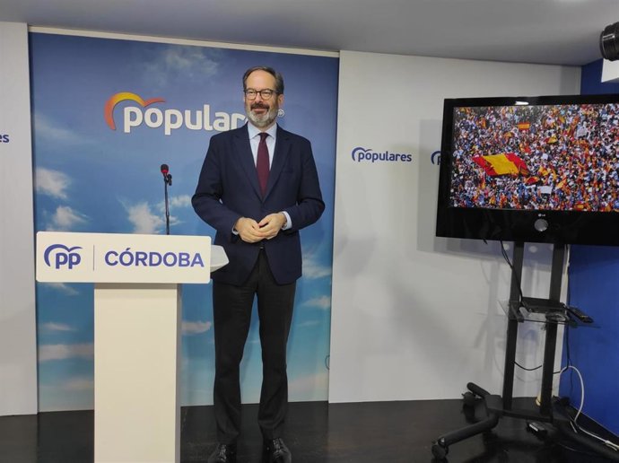 El presidente provincial del PP de Córdoba, Adolfo Molina, en rueda de prensa.