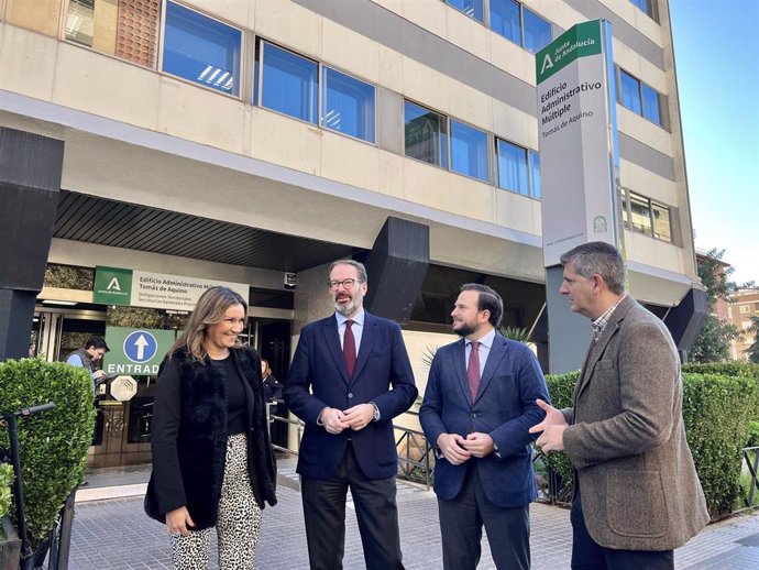 Adolfo Molina y Agustín López (centro), junto a otros responsables de la Junta, ante el edificio de Servicios Múltiples de la calle Tomás de Aquino.