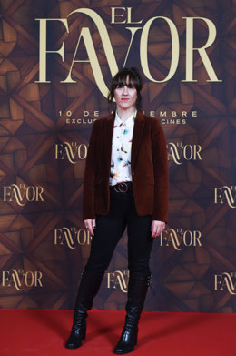La directora de la película Juana Macías posa durante el photocall de la película El favor, a 7 de noviembre de 2023, en Madrid (España). La película dirigida por Juana Macías es una comedia que trata sobre Los Gallardo, una familia rica que vive en