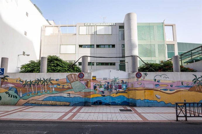 Fachada de un colegio cerrado durante la suspensión de clases por la ola de calor en Las Palmas de Gran Canaria