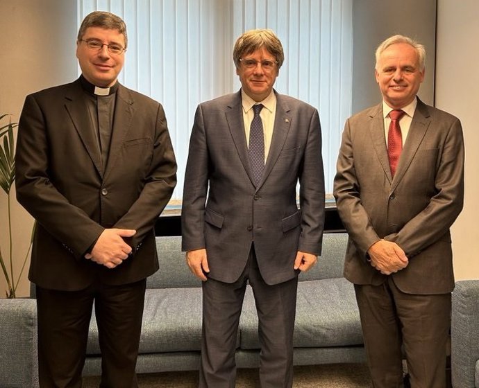 El prior de Montserrat, Bernat Juliol; el expresidente de la Generalitat y eurodiputado de Junts, Carles Puigdemont, y el director general de relaciones institucionales de la Abadia de Montserrat, Lluís Baulenas, en un encuentro en Bruselas.