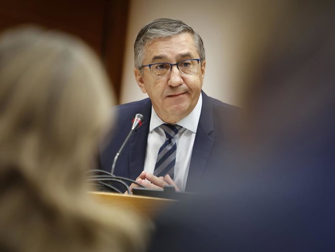 El conseller d'Educació, Universitats i Ocupació, José Antonio Rovira, compareix a la Comissió d'Economia, Pressupostos i Hisenda.