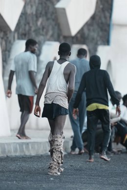 Migrantes llegan en un cayuco a El Hierro