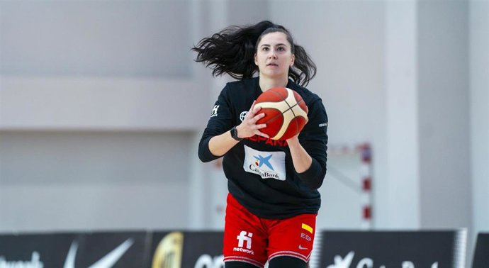 La estadounidense Megan Gustafson, en un entrenamiento con la selección española.