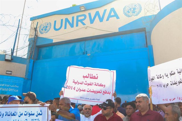 Archivo - Manifestaciones a las puertas de una oficina de la Agencia de Naciones Unidas para los Refugiados Palestinos (UNRWA)