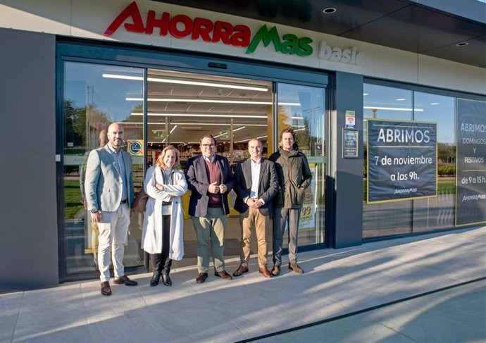 El alcalde de Boadilla del Monte en una de las tiendas que abre hoy Ahorramas