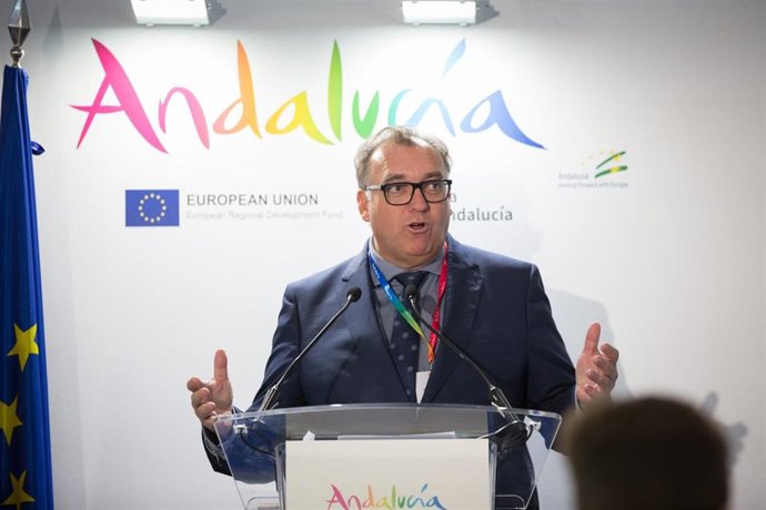 El consejero de Turismo, Cultura y Deporte, Arturo Bernal,  en la feria World Travel Market (WTM) que se celebra en Londres.