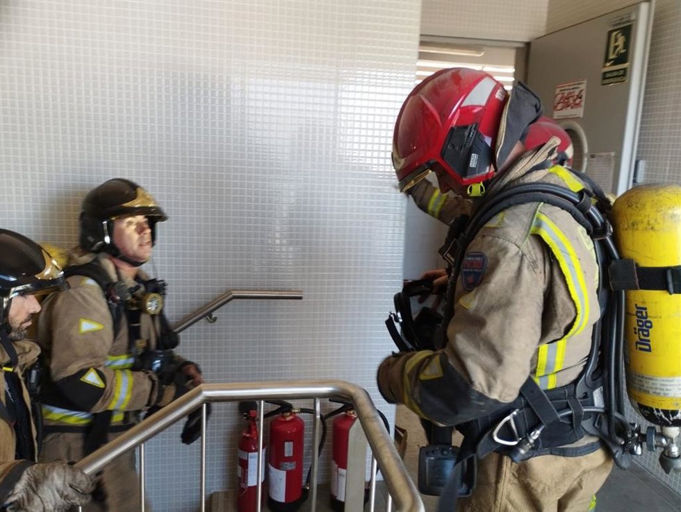 Los bomberos accediendo a las cubiertas de el Hospital Los Arcos