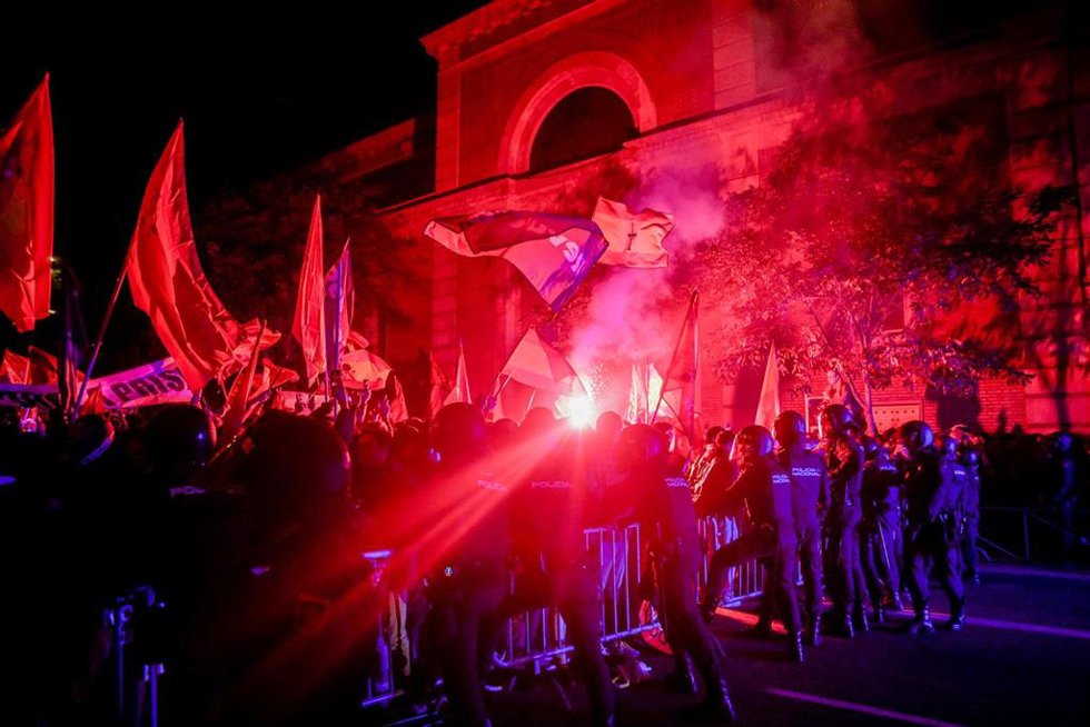 Varias personas durante una concentración en contra de la amnistía, frente a la sede del PSOE en la calle Ferraz, a 6 de noviembre de 2023, en Madrid (España).