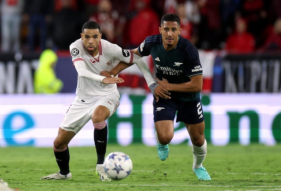 Youssef En-Nesyri y William Saliba en el Sevilla-Arsenal del Ramón Sánchez-Pizjuán