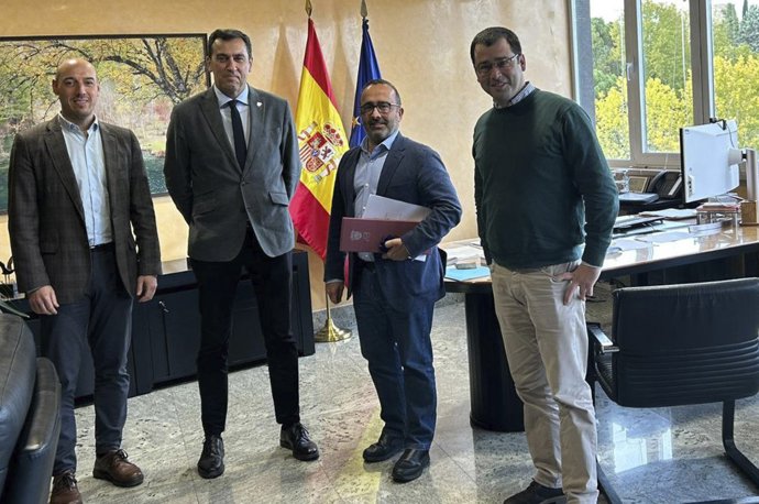 Reunión del presidente de la Diputación de Cáceres con directivos de la CHT