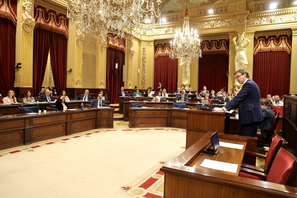 El vicepresidente del Govern y conseller de Economía, Antoni Costa, en el Parlament.
