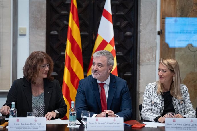 (E-D) La primera tinent d'alcalde de Barcelona, Laia Bonet; l'alcalde de Barcelona, Jaume Collboni, i la segona tinent d'alcalde de Barcelona, Maria Eugnia Gay