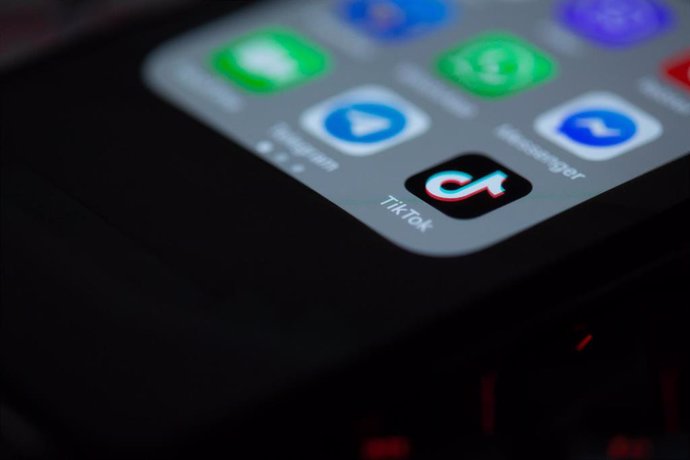 Interfaz de un 'smartphone' con el icono de TikTok