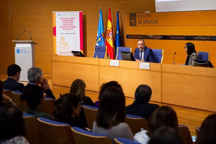 El conselleiro de Sanidade, Julio García Comesaña, acompañado por la subdirectora xeral de Estilos de Vida Saudables, Silvia Suárez Luque, inaugura una jornada sobre avances en la detección precoz del cáncer de mama.