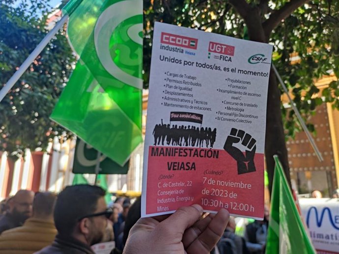 UGT-A, CCOO-A y CSIF-A se concentran ante la Consejería de Industria por la "mala gestión" de la dirección de Veiasa.