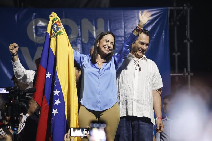 23 October 2023, Venezuela, Caracas: Maria Corina Machado, opposition presidential candidate, holds the Venezuelan flag as she waves to her supporters after receiving the results of the opposition primaries. Photo: Jesus Vargas/dpa