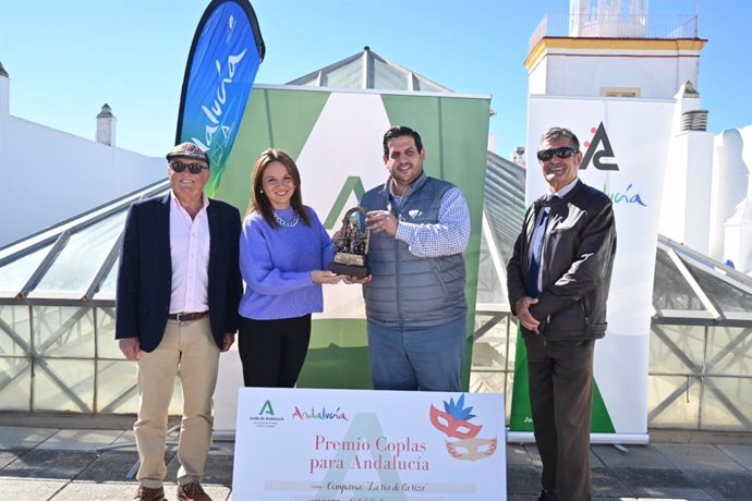 La comparsa 'La Tía de la Tiza' recibe el Premio Coplas para Andalucía por un pasodoble del Carnaval de 2023