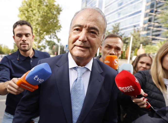 Carlos Iglesias, hermano de Julio Iglesias, a la salida de la Audiencia Provincial de Madrid, a 17 de octubre de 2023, en Madrid (España). 