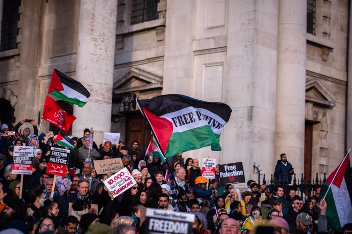 November 4, 2023, London, United Kingdom: A large crowd of protestors holds flags and placards during the Day of Action for Palestine â€“ Ceasefire Now! Demonstration. Demonstrations took place across the UK for a ceasefire in Gaza.
