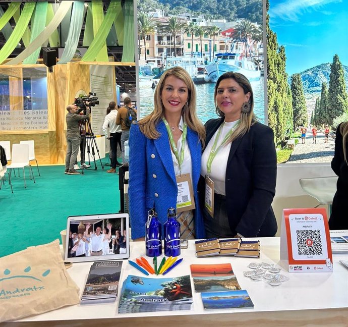 La alcaldesa del Ayuntamiento de Andratx, Estefanía Gonzalvo, y la regidora de Turismo, Sandra Milena Valencia, en la World Travel Market