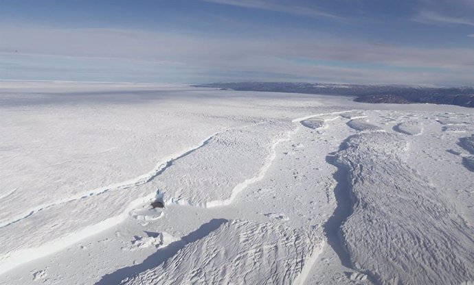 El glaciar Zachari Isstrom en 2016 arrojó al océano icebergs de varios kilómetros de longitud. El derretimiento de las plataformas en el norte de Groenlandia podría contribuir significativamente al aumento del nivel del mar.