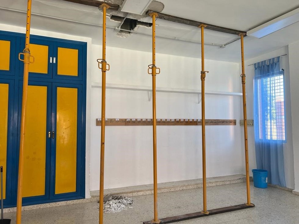 Apuntalamiento del edificio escolar con fisuras de Las Cabezas