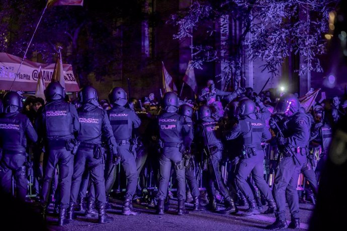 La Policía carga contra los manifestantes durante una concentración en contra de la amnistía, frente a la sede del PSOE en la calle Ferraz, a 6 de noviembre de 2023, en Madrid (España).