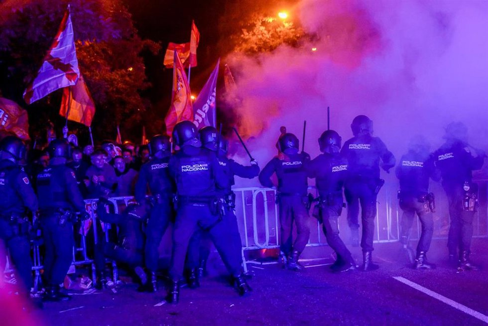 La Policía carga contra los manifestantes durante una concentración en contra de la amnistía, frente a la sede del PSOE en la calle Ferraz, a 6 de noviembre de 2023, en Madrid (España). 