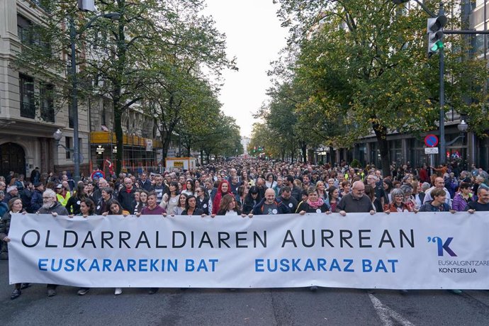 Cientos de personas durante una manifestación ante la injerencia de los tribunales, desde el Palacio Euskalduna, a 4 de noviembre de 2023, en Bilbao, Bizkaia