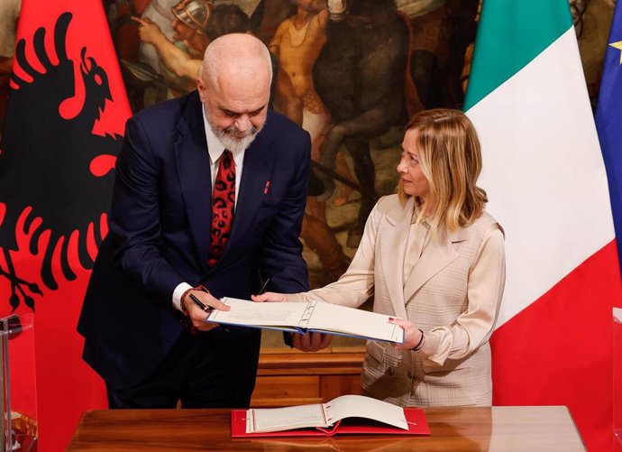 Los primeros ministros de Albania, Edi Rama, e Italia, Giorgia Meloni, firman un acuerdo para temas migratorios