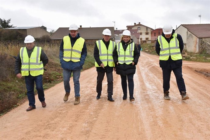 Visita al camino en el que la Junta está invirtiendo 255.000 euros.