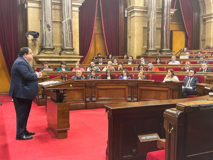 El conseller de Interior de la Generalitat, Joan Ignasi Elena, en el pleno del Parlament