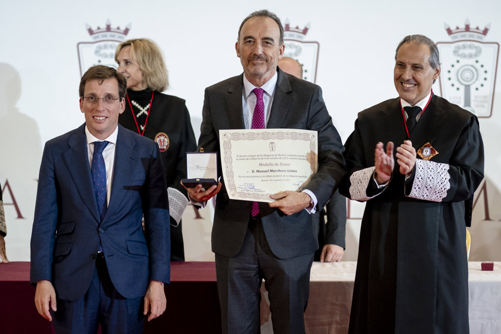 El alcalde el alcalde de Madrid, José Luis Martínez-Almeida (i) y el magistrado Manuel Marchena  asisten al acto de entrega de diplomas a los 400 profesionales del Ilustre Colegio de la Abogacía de Madrid (ICAM), en el Palacio de Cibeles
