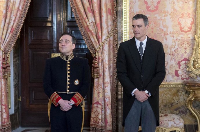 Archivo - El presidente del Gobierno, Pedro Sánchez (d), y el ministro de Asuntos Exteriores, Unión Europea y Cooperación, José Manuel Albares, durante la recepción al cuerpo diplomático acreditado en España, en el Palacio Real, a 25 de enero de 2023