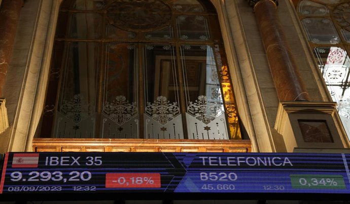 Archivo - Paneles con índices bursátiles en el Palacio de la Bolsa, a 8 de septiembre de 2023, en Madrid (España).