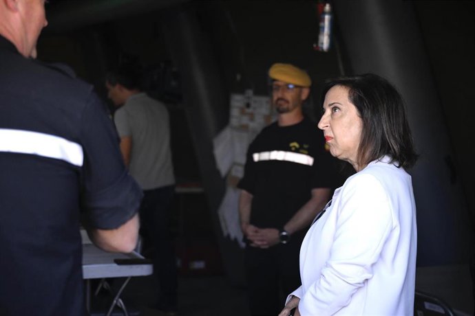 Archivo - La ministra de Defensa, Margarita Robles, saluda durante una visita.