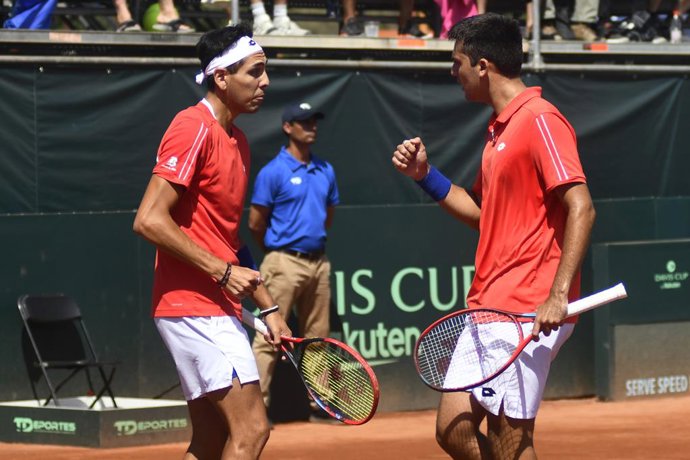 Tenis, Chile vs Kazajistan. Copa Davis 2023. El tenista de Chile Alejandro Tabilo y Tomas Barrios celebran un punto contra Aleksandre Nedovyesov y Andrey Golubev de Kazajistan  durante el partido de dobles de la Copa Davis en el Club Tenis Trentino de La